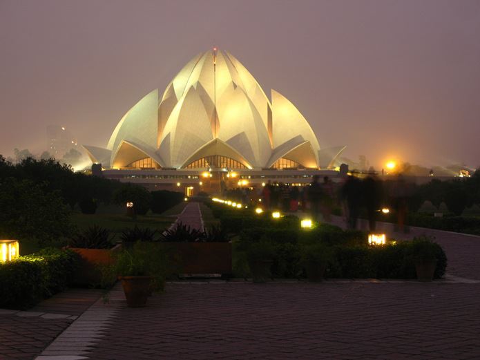 http://www.duskyswondersite.com/wp-content/uploads/2011/04/architect-Lotus-Temple-Delhi-India.jpg