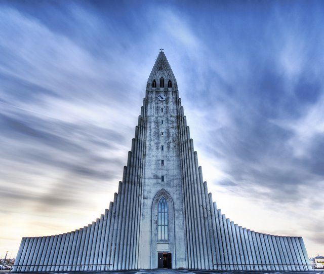 http://www.duskyswondersite.com/wp-content/uploads/2011/04/architect-The-Church-of-Hallgrimur-Reykjavik-Iceland.jpg