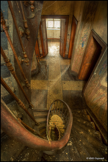 http://www.duskyswondersite.com/wp-content/uploads/2013/04/aband-Luxembourg-The-majestic-old-farm-of-the-Heinen-family-spiral-staircase1.jpg