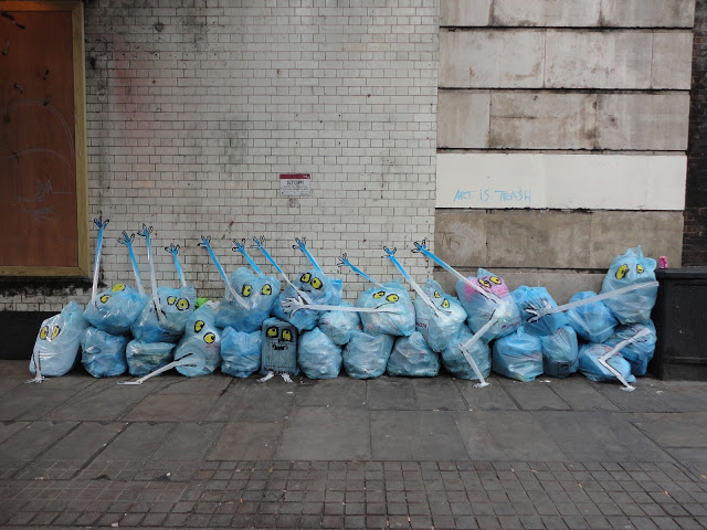 Francisco de Pájaro aka Art is Trash transforms piles of garbage left out in the streets.